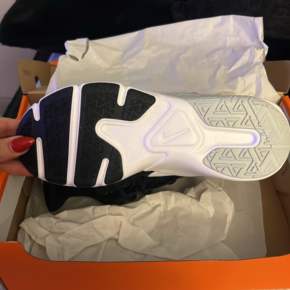 New w/ box, never worn! women’s Nike legend essential 2 - Picture 2 of 4